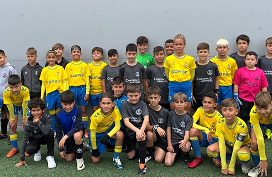 Foto con los jugadores de la unión deportiva las palmas​